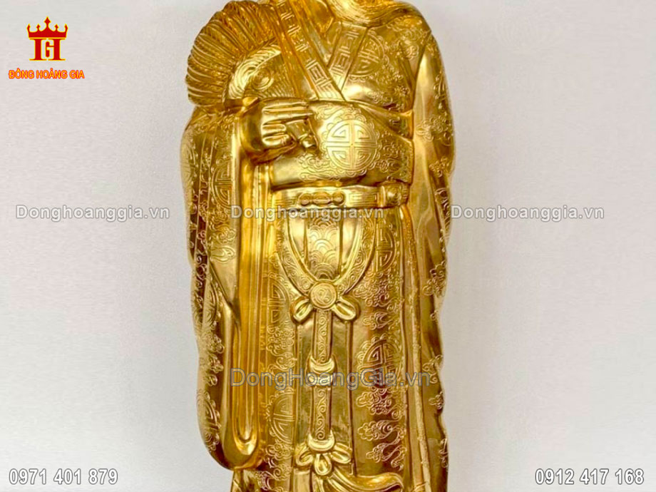 Bề mặt tượng được mạ vàng 24K mang đến sự sang trọng và đẳng cấp